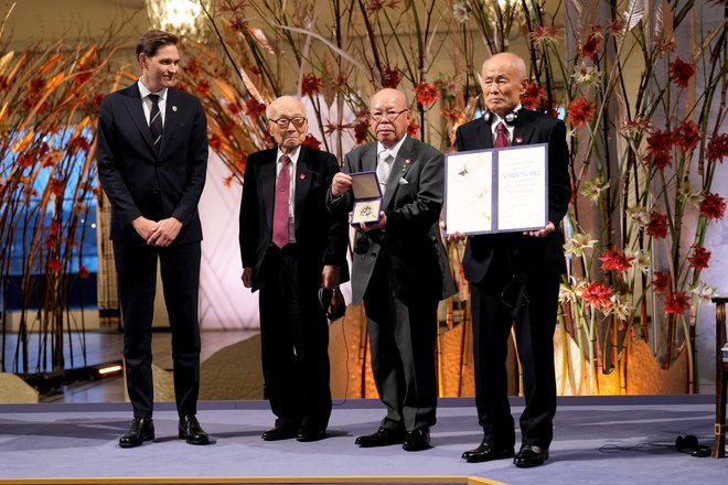 Predsednik Nobelovega odbora Jorgen Watne Frydnes in predstavniki japonskega gibanja Nihon Hidankjo, Terumi Tanaka, Šigemitsu Tanaka in Tošijuki Mimaki. Foto Heiko Junge Via Reuters