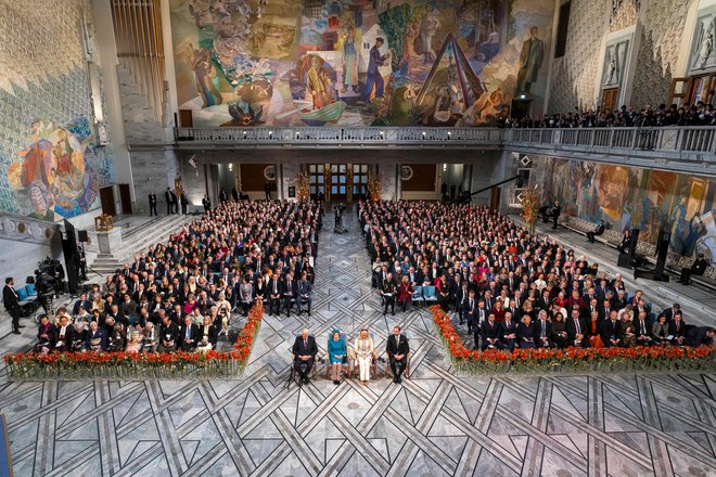 Kot vsaki deset december, je bila tudi danes v Mestni hiši v Oslu podeljena Nobelova nagrada za mir. V sredini norveški kralj Harald, kraljica Sonja, prestolonaslednik Haakon s soprogo Mette-Marit. Foto Cornelius Poppe Afp