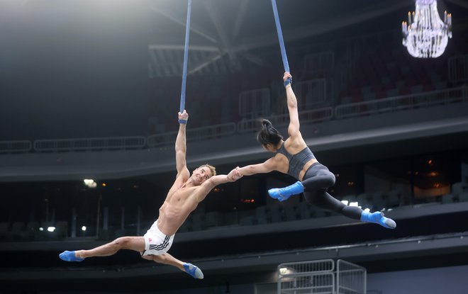 Element dvojca Oleksandr Kunytskyi in Hitomi Nishikii je prav gotovo zrak. FOTO: Blaž Samec/Delo