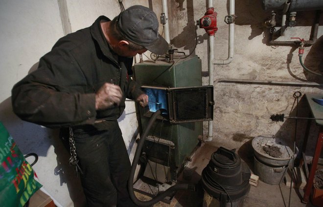 Ni naključje, da so dimnikarji nekoč prinašali srečo, saj so usposobljeni mojstri preprečili marsikateri požar. FOTO: Leon Vidic/Delo