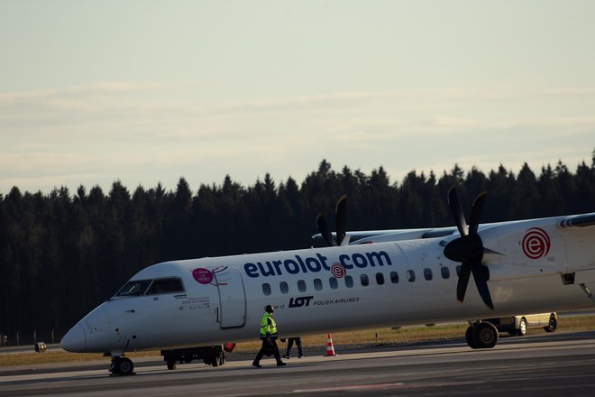 Letalo družbe LOT Polish Airlines na Brniku. Poljska letalska družba leti med Varšavo in Ljubljano od marca 2016. FOTO: Uroš Hočevar/Delo