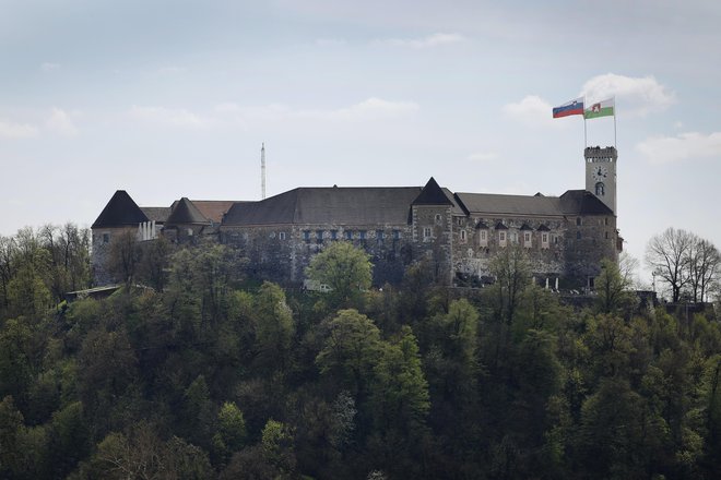 Zaradi del in zagotavljanja varnosti bodo na območju Grajskega griča vzpostavili začasne zapore. FOTO: Leon Vidic/Delo