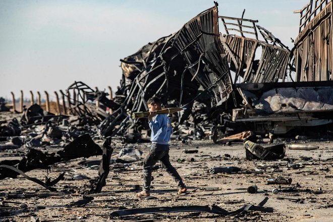 Posledice izraelskega bombardiranja vojašnice na kurdskem ozemlju. FOTO: Delil Sulejman/AFP