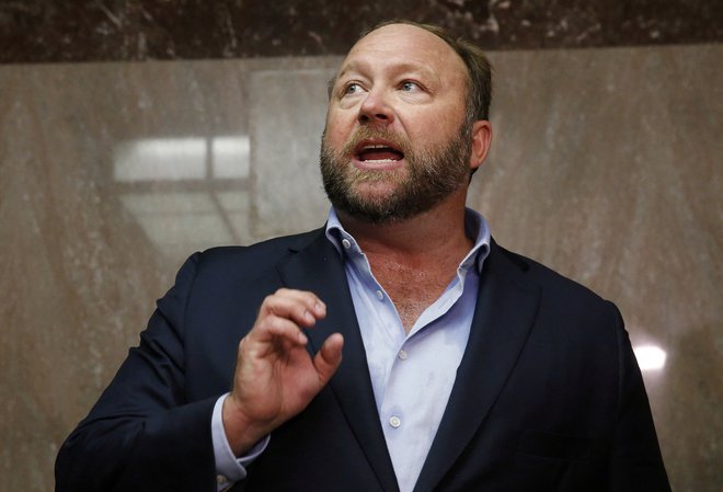 Alex Jones je vztrajal, da gre pri prodaji za zaroto »globoke države«. FOTO: Jim Bourg/Reuters