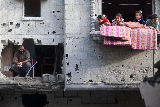 Po podatkih palestinskih oblasti je izraelska vojska od oktobra lani v Gazi ubila najmanj 44.786 ljudi, od tega večino civilistov. FOTO: Ejad Baba/AFP