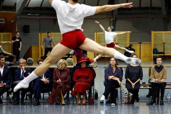 Oktobra je baletnike v Palais Garnier v družbi belgijske kraljice Mathilde obiskala francoska prva dama Brigitte Macron, stavka večine plesalcev pa je znak, da so razmere za delo vse prej kot dobre. FOTO: Sarah Meyssonnier/Reuters