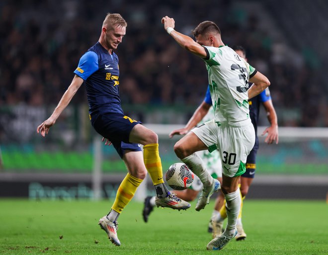 Raul Florucz (desno) je imel povišano temperaturo pred evropsko tekmo, Žan Karničnik pa se je v torek ponosno postavljal na prireditvi za športnika leta. FOTO: Matej Družnik/Delo