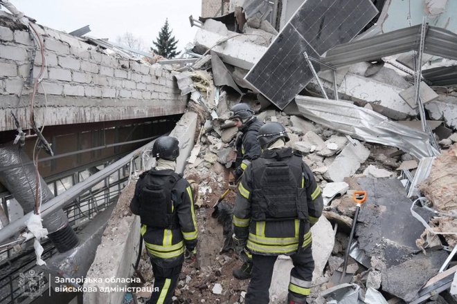 V Zaporožju je ruska raketa zadela medicinski center. FOTO: AFP