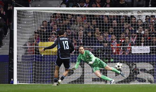 David Strelec je takole z bele točke premagal Jana Oblaka. FOTO: Juan Medina/Reuters