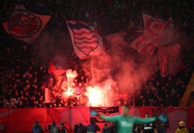 Navijači Crvene zvezde so na tekmi proti Stuttgartu prižigali bakle.  FOTO: Marko Djurica/Reuters