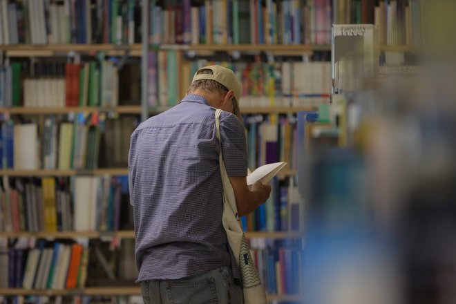 Študije so pokazale, da posameznik obravnavano delo oceni kot slabše, če mu raziskovalci povedo, da ga je ustvarila umetna inteligenca, naj to drži ali ne. FOTO: Črt Piksi