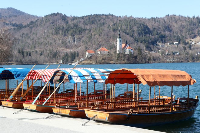 Kako je možno, da novogradnja v bližini južne obale jezera ni evidentirana v katastru stavb? (Slika je simbolična.) FOTO: Marko Feist