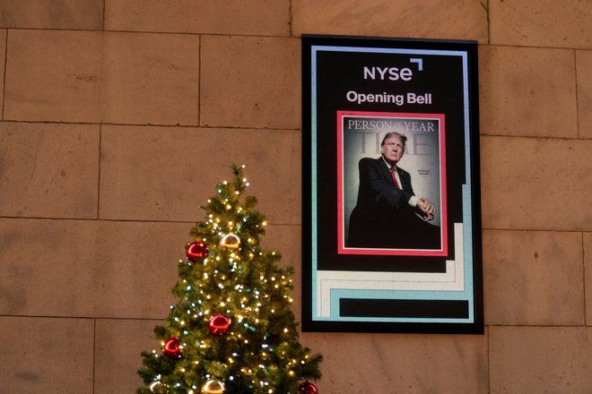 A screen displays Time magazine's 'Person of the Year' cover featuring U.S. President-elect Donald Trump on the wall of the New York Stock Exchange (NYSE), on the day U.S. President-elect Donald Trump is expected to ring the opening bell at NYSE to celebrate being named 'Person of the Year', in New York City, New York, U.S., December 12, 2024. REUTERS/Adam Gray Foto Adam Gray Reuters