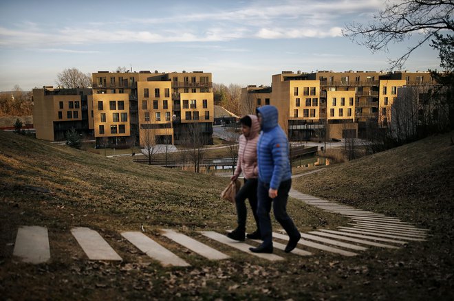 Stanovanjska problematika se je zaostrila od spomladi. FOTO: Blaž Samec/Delo