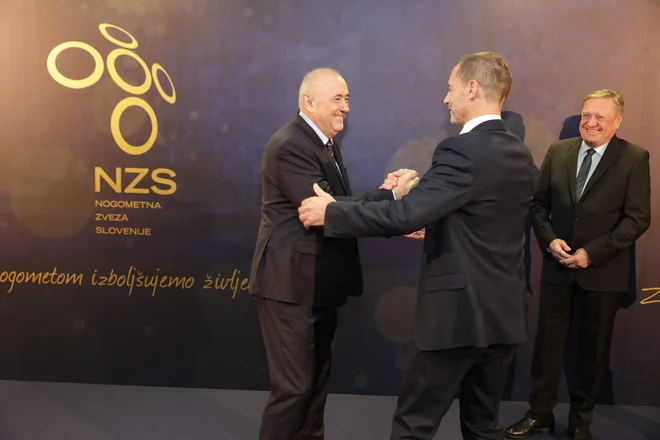 Predsednik NZS Radenko Mijatović, predsednik Uefe Aleksander Čeferin in ljubljanski župan Zoran Janković so bili dobro razpoloženi. FOTO: Črt Piksi