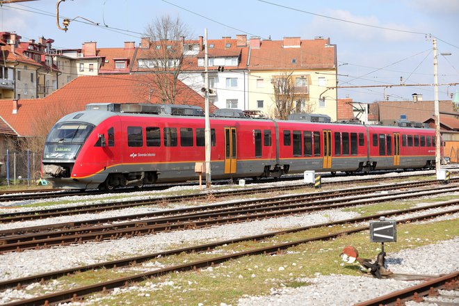 Potovanja z vlakom so nostalgična. FOTO: Dejan Javornik