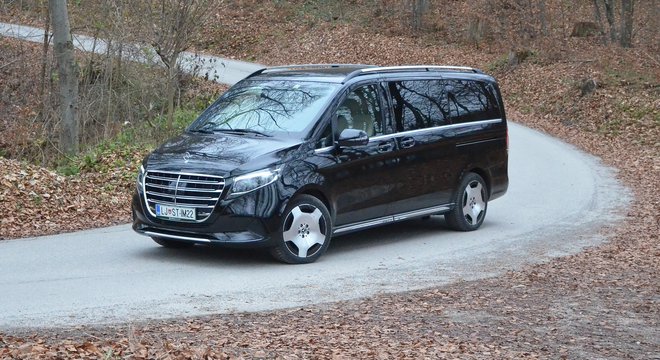 Mercedes razreda V je prestižen limuzinski prevoznik, ki se mu še naprej najbolj poda dizelski pogon.

FOTO: Gašper Boncelj