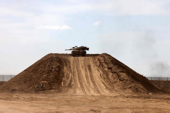 Človek bo zmagal nad tankom takrat, ko se bo osvobodil jarma svoje bestialne (samo)uničevalnosti. FOTO: Menahem Kahana/AFP