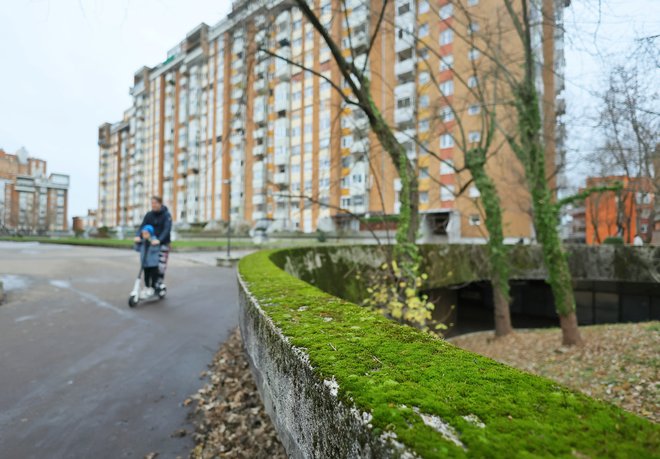 Arhitekti BS 7 – Braco Mušič, Marjan Bežan, Nives Starc – so se posvečali praktičnim in malo manj praktičnim potrebam stanovalcev po druženju, prostem času, estetiki. FOTO: Jože Suhadolnik