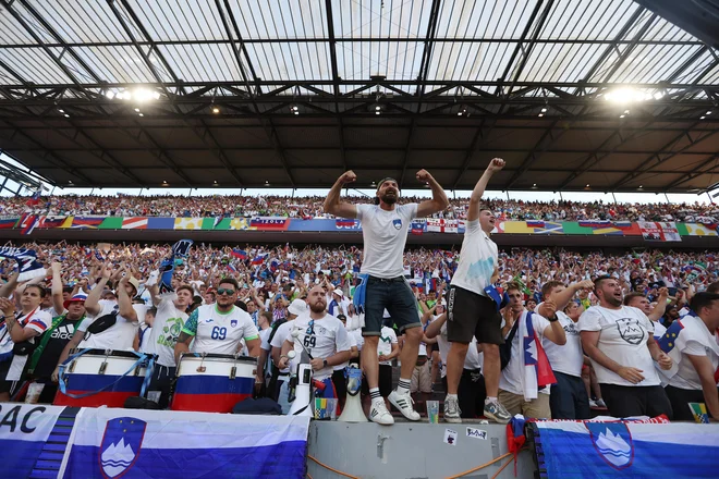 Nogometna tekma med Slovenijo in Anglijo v Kölnu je bila ena od štirih spektaklov Slovenije na euru 2024. FOTO: Leon Vidic/Delo