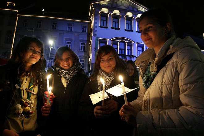 Luč miru iz Betlehema bo v nedeljo, 15. decembra 2024, prispela v slovensko prestolnico. FOTO: Igor Zaplatil/Delo