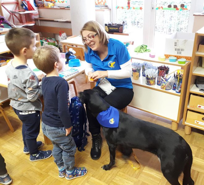 ZSKSS bo del zbranih sredstev namenil tudi organizaciji Tačke pomagačke, ki s terapevtskimi pari spodbuja otroke pri branju v varnem in sproščenem okolju. FOTO: Arhiv društva Tačke pomagačke