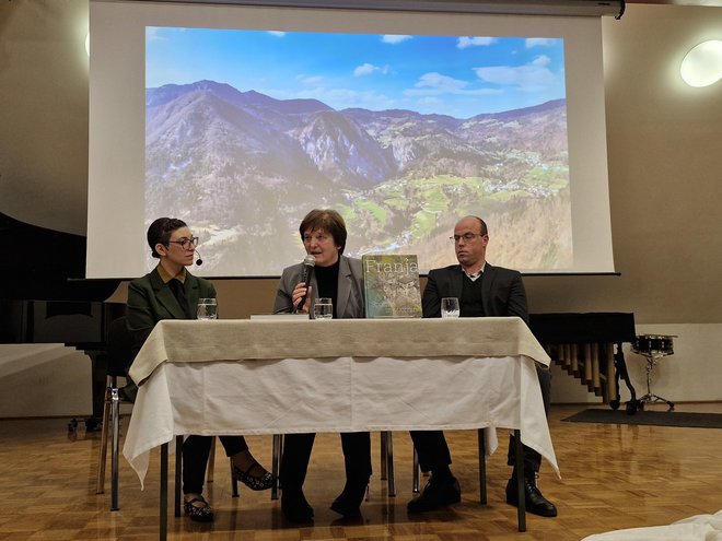 Milojka Magajne (v sredini) in Miha Kosmač na predstavitvi zbornika v Cerkljanskem muzeju. FOTO: Anja Intihar