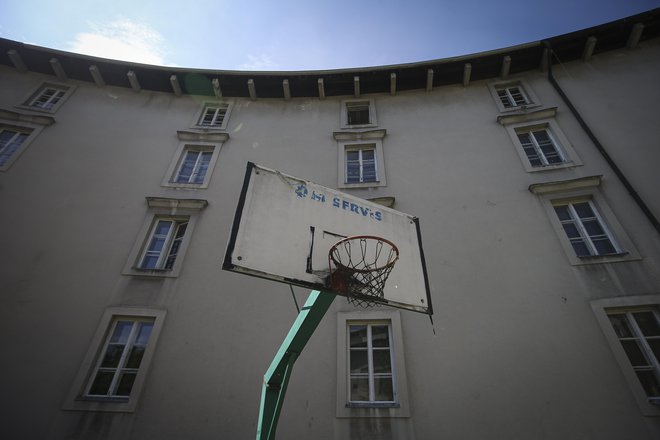 Prva rektorica ljubljanske univerze je ob bistveni spremembi takratnega režima športne vzgoje na univerzi (po mnenju strokovnih športnih krogov na slabše) med drugim zapisala, da bo to premik v pravi smeri. FOTO: Jože Suhadolnik