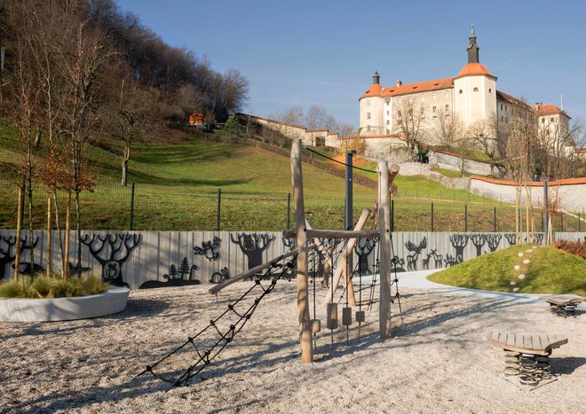 Na nekdanjih občinskih vrtičkih je že zaživelo otroško igrišče Zamorc, ki ponuja enega najlepših pogledov na Loški grad. FOTO:  Virginia Vrecl