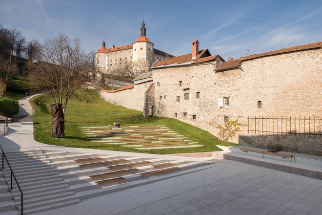 Trg pod gradom so odrešili parkirane pločevine, zdaj živi kot večnamenski prireditveni prostor z gradom v ozadju. FOTO: Virginia Vrecl