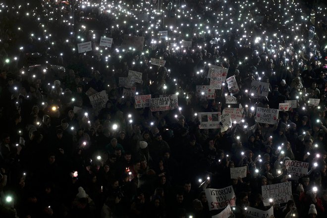 V Srbiji, kjer je podpora članstvu v EU v zadnjem obdobju močno upadla, potekajo veliki protesti, na katerih študenti zahtevajo tudi delujočo pravno državo, eno od glavnih vrednot Evropske unije. Foto Oliver Bunic/AFP