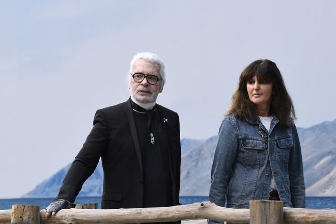 Karl Lagerfeld in Virginie Viard na modni reviji pomlad-poletje 2019 v Parizu. FOTO: Bertrand Guay/AFP