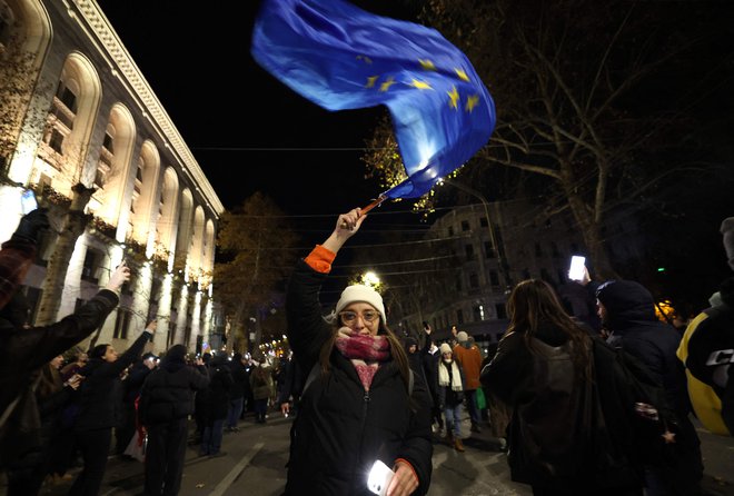 Zgolj četrtina vprašanih meni, da gredo stvari v EU v pravo smer, kar 61 odstotkov pa, da gredo v napačno. FOTO: Giorgi Arjevanidze/AFP