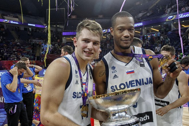 Reprezentančni višek Luke Dončića in Anthonyja Randolpha je bil naslov evropskih prvakov leta 2017. FOTO: Blaž Samec