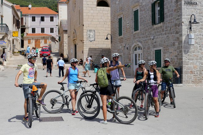 Plačila davka bodo oproščeni objekti, oddani v dolgoročni najem, nepremičnine, ki jih lastniki uporabljajo za stalno bivanje, in nepremičnine, v katerih živi član družine. FOTO: Blaž Samec/Delo