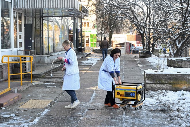 Po novih obsežnih ruskih napadih bo v prihodnjih dneh veliko Ukrajincev odvisnih od generatorjev.

FOTO: Yuriy Dyachyshyn/AFP