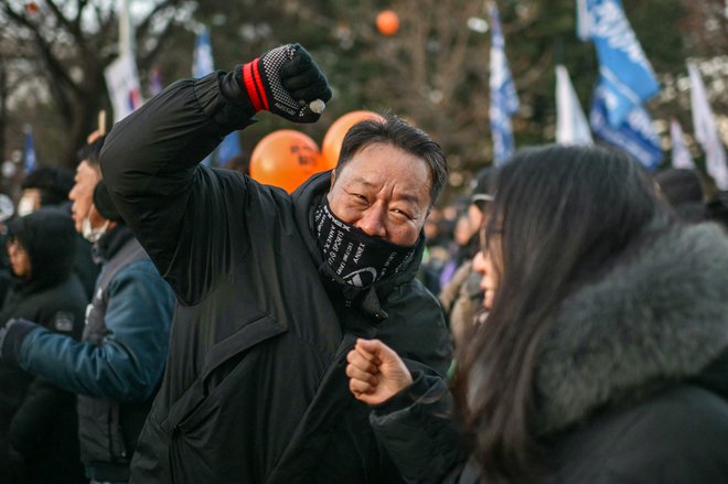 Južnokorejci so ob razglasitvi izida glasovanja začeli praznovati. FOTO: Anthony Wallace Afp