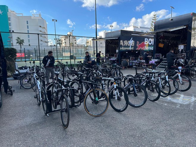 Vozni park ekipe Red Bull Bora Hansgrohe na Majorki. FOTO: Miha Hočevar