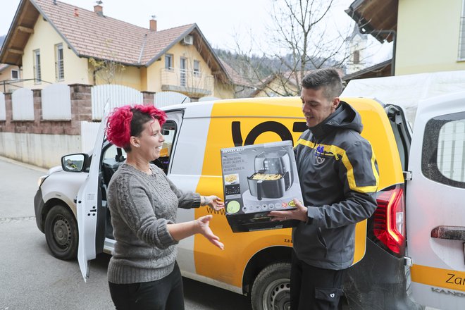 Neprestana rast spletne trgovine v kombinaciji z nakupovalno mrzlico pred prazniki obseg dostave paketov na globalni ravni letos potiska na rekordno raven, k temu trendu prispevajo tudi kupci iz vasi okoli Škofljice pri Ljubljani. Foto Jože Suhadolnik