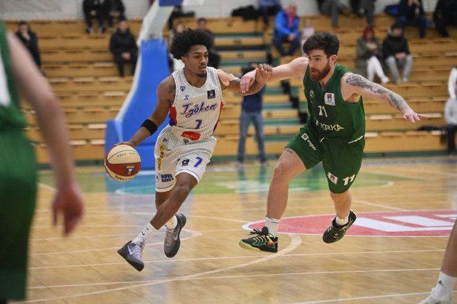 Krka je, tokrat tudi brez Taylerja Personsa (desno), v končnici spet izgubila tekmo. FOTO: liga ABA