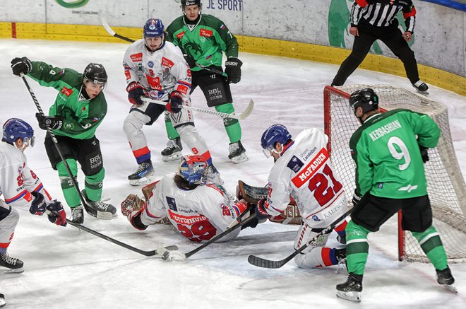 Hokejisti Olimpije niso našli poti, da bi plošček poslali v mrežo Innsbrucka. FOTO: Blaž Samec