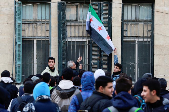 Izrael je po navedbah nevladne organizacije Sirski observatorij za človekove pravice nato v soboto zvečer v petih urah izvedel 61 novih napadov na sirskem ozemlju. FOTO: Ammar Awad/Reuters