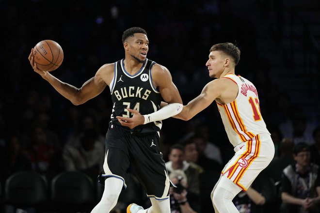 Giannis Antetokounmpo (levo) je prispeval levji delež k zmagi moštva Milwaukee Bucks. FOTO: Kyle Terada/Usa Today Sports