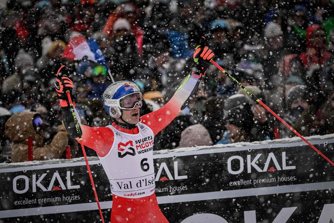 V zahtevnih razmerah gostega sneženja je bil Marco Odermatt nepremagljiv. FOTO: Jeff Pachoud/AFP