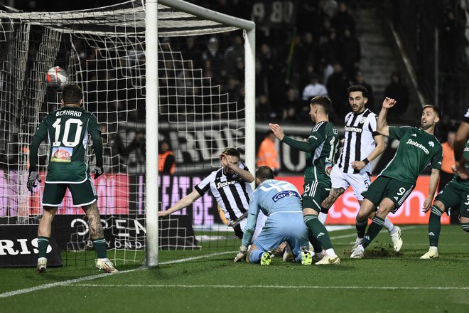 Andraž Šporar, povsem desno, ne trese več mrež za Panathinaikos. FOTO: Sakis Mitrolidis/AFP