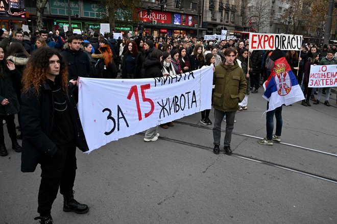 Protestniki s panojem »15 minut za 15 življenj«. FOTO: Andrej Isakovic/AFP