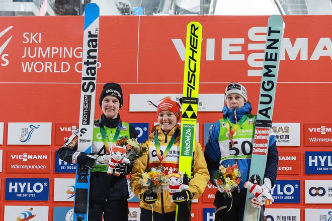 Ema Klinec (levo) je včeraj zaostala le za nemško zmagovalko Katharino Schmid (na sredini), tretja je bila Avstrijka Lisa Eder (desno). FOTO: AFP