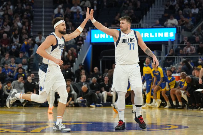 Štirikratni prvak lige NBA Klay Thompson (levo) ne skriva navdušenja nad Luko Dončićem, ki je čaral tudi v Chase Center v San Franciscu. FOTO: Darren Yamashita/Usa Today Sports Via Reuters Con