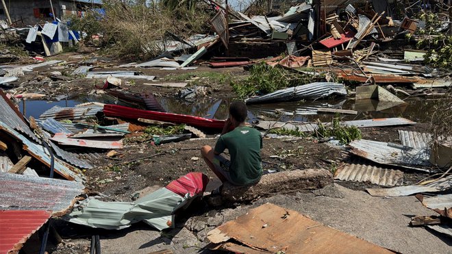 Ciklon, ki ga je spremljal močan veter s sunki več kot 220 kilometrov na uro, je povsem uničil številna barakarska naselja. FOTO: Chafion Madi/Reuters