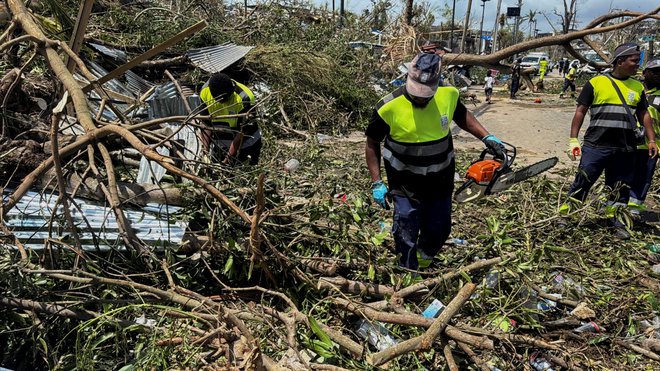 Nekateri francoski reševalci in humanitarni delavci so že na otočju, vendar še niso dosegli vseh tamkajšnjih prebivalcev. FOTO: Chafion Madi/Reuters